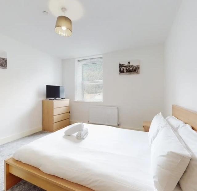 Spacious Two Bedroom Apartment With Valley Views Abertillery 외부 사진