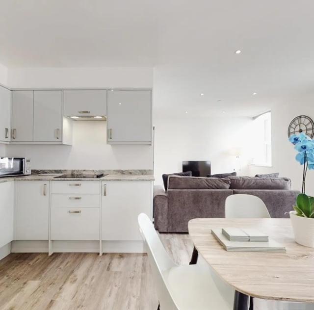 Spacious Two Bedroom Apartment With Valley Views Abertillery 외부 사진